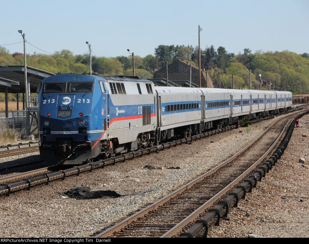 MNCR 213 zoomed in on a Poughkeepsie train.